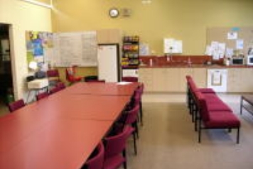 【職員室】先生方はそれぞれのスタッフ・ルームで仕事をする。職員室は休憩時間や昼食時間に利用する。生徒は立入禁止。