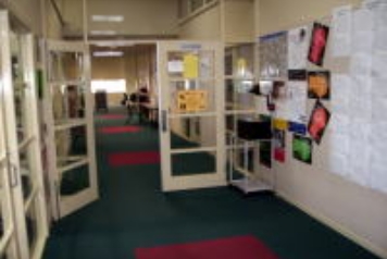 【VCEセンター】空き時間や昼休みに生徒が勉強したり調べ物をしたりするための部屋。コンピュータも多く設置されている。