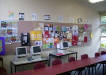 【教室】教室には生徒の作品が展示されているのは日本と同じ。生徒も先生も授業ごとに移動するため、通常は施錠されている。どの教室にもコンピュータが設置されている。
