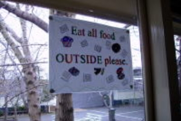 【校内の掲示】校内のあちこちに「飲食は校舎の外で」という掲示が見られた。