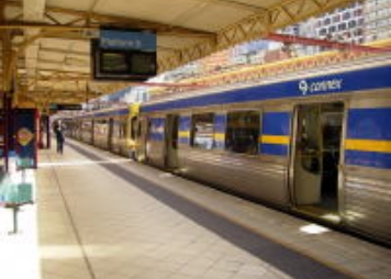 【列車】メントーン駅からメルボルンの中心街までは列車で40分。車内での携帯利用は禁じられていない。